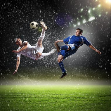 stadyumda topu grev için iki futbol oyuncu olarak atlama