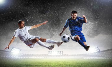 stadyumda topu grev için iki futbol oyuncu olarak atlama