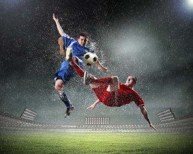 stadyumda topu grev için iki futbol oyuncu olarak atlama