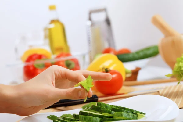 Fresh vegetables being cut with a knife — Stock Photo, Image