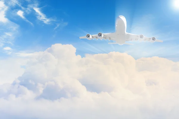 飞行飞机在天空与云彩在背景中的图像 — 图库照片