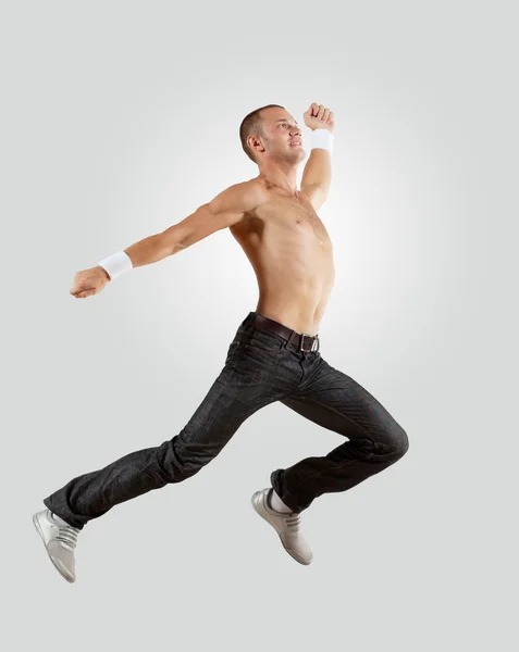 Moderne stijl mannelijke danser springen en poseren — Stockfoto