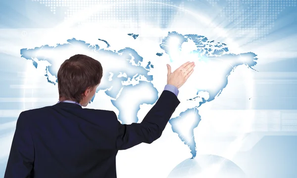 Moderne Geschäftswelt, Ein Geschäftsmann navigiert auf der virtuellen Weltkarte — Stockfoto