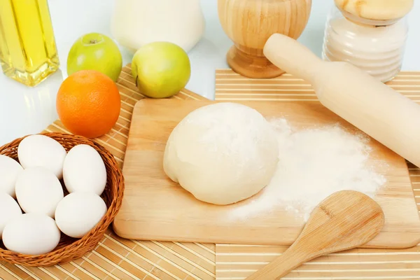 Produtos diferentes para fazer pão na mesa — Fotografia de Stock