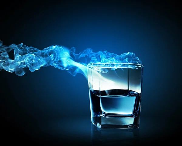 Gambar kaca koktail biru dengan asap akan keluar — Stok Foto