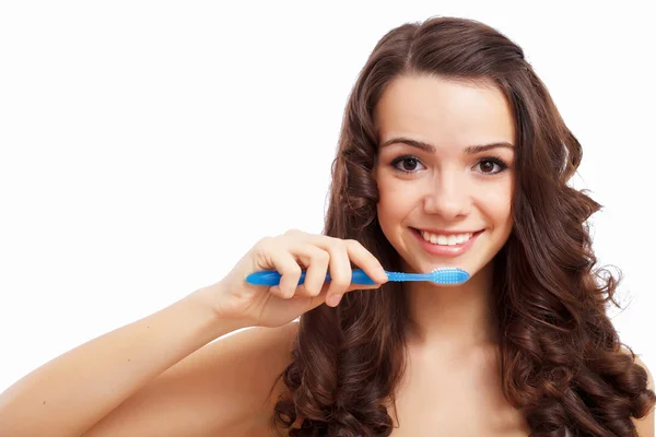 Ung kvinna hemma borsta tänderna på morgonen — Stockfoto