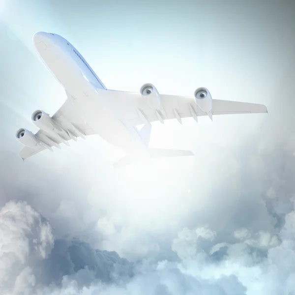 Imagen del avión volador en el cielo con nubes al fondo —  Fotos de Stock