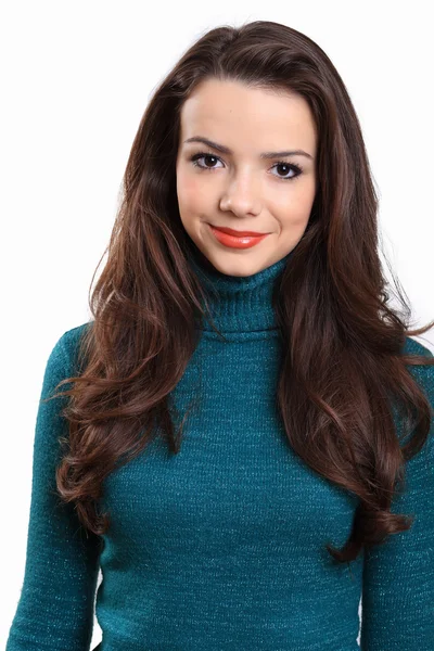 Junge hübsche Frau mit langen Haaren trägt warmen Pullover — Stockfoto