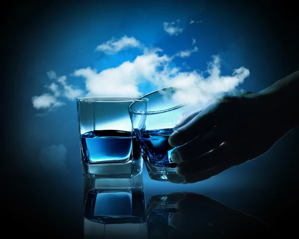 Два стакана голубой жидкости — стоковое фото