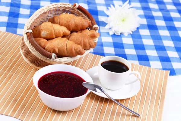Континентальный завтрак с круазаном и черным кофе — стоковое фото