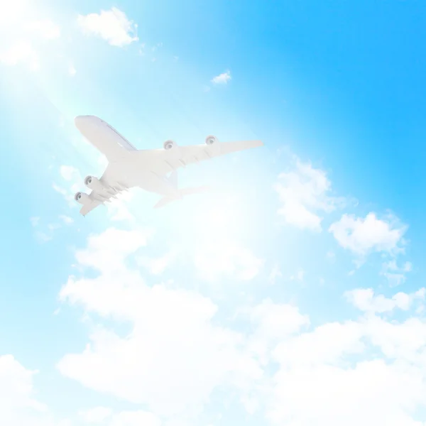 Изображение летающего самолета в небе с облаками на заднем плане — стоковое фото