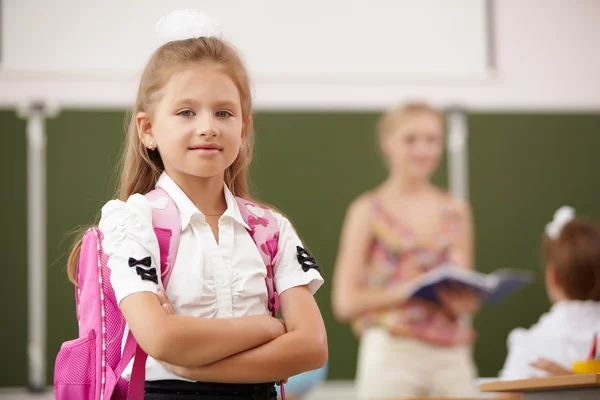 Liten blond flicka studerar vid skolklass — Stockfoto