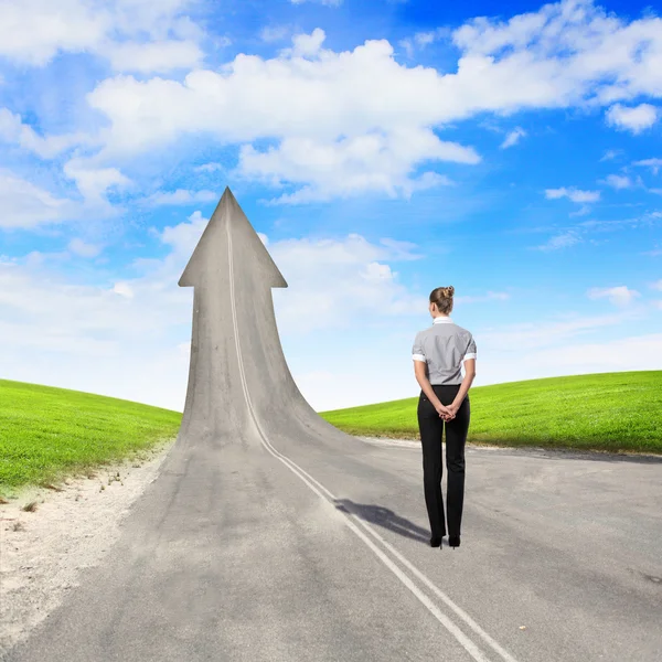 Conceito do caminho para o sucesso com uma empresária em pé na estrada — Fotografia de Stock