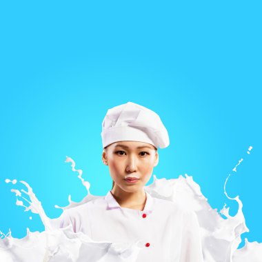 Asyalı kadın aşçı süt su sıçramalarına karşı