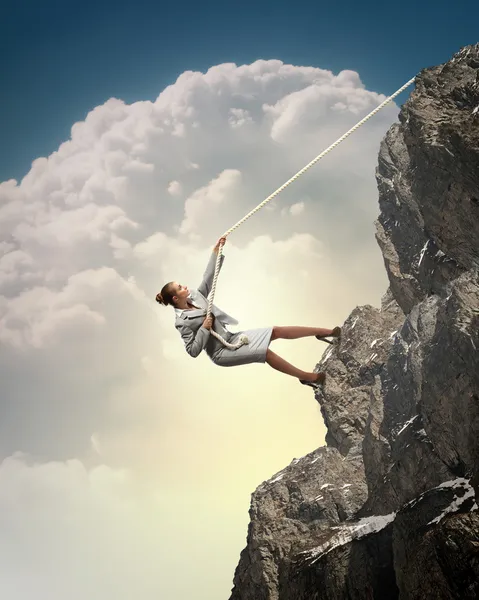 Businesswoman climbing mountain — Stock Photo, Image