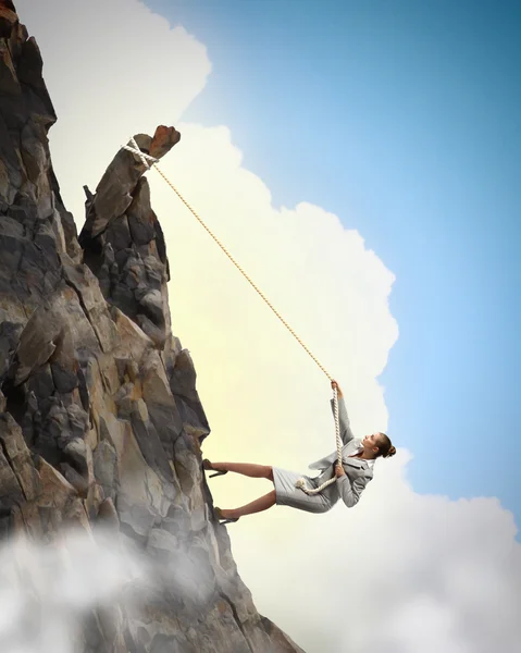 Mujer de negocios escalada montaña —  Fotos de Stock