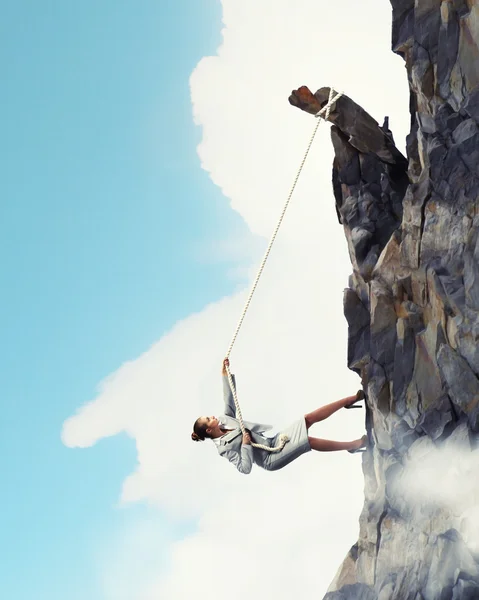 Mujer de negocios escalada montaña —  Fotos de Stock