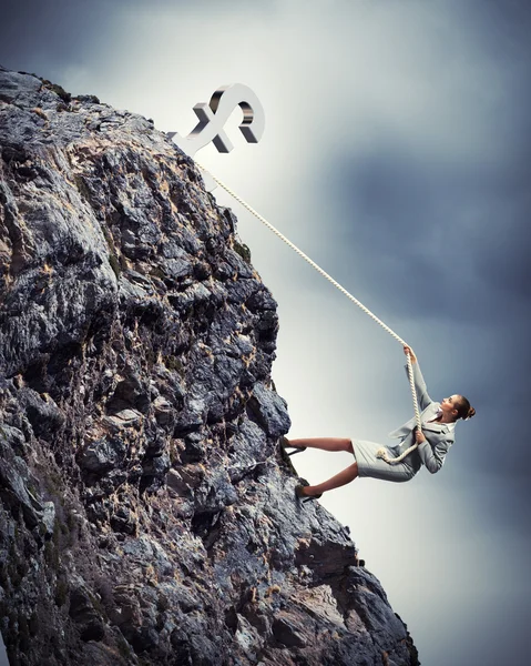 Businesswoman climbing mountain — Stock Photo, Image