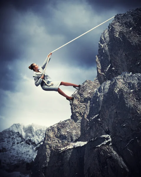 Affärskvinna klättring berg — Stockfoto