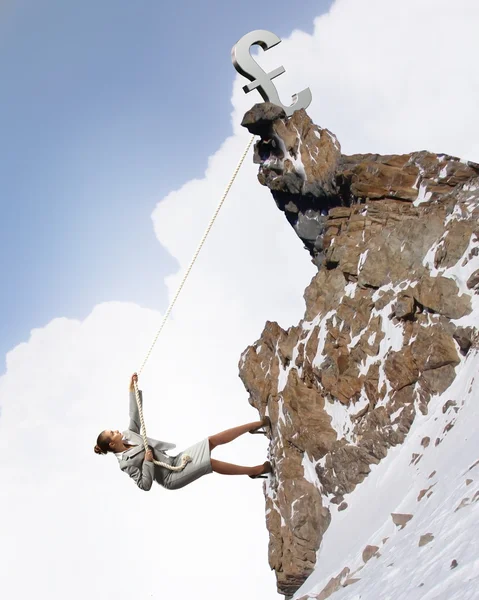 Mujer de negocios escalada montaña —  Fotos de Stock