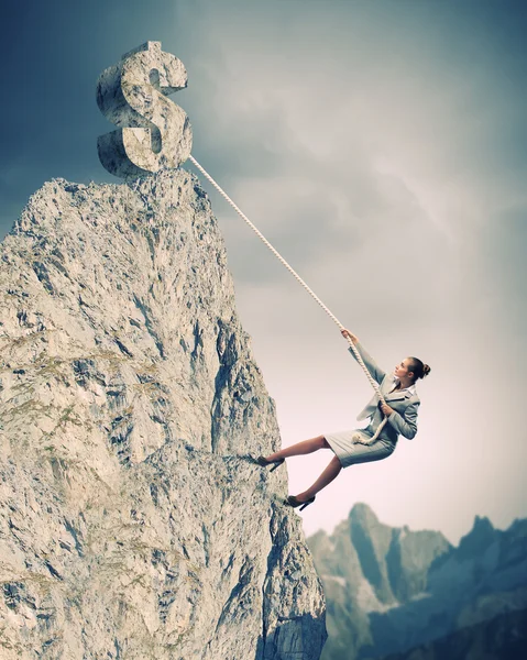 Mujer de negocios escalada montaña — Foto de Stock