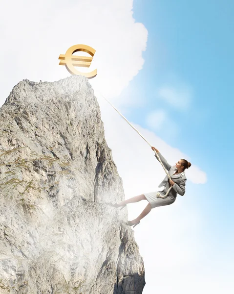Iş kadını tırmanma dağ — Stok fotoğraf