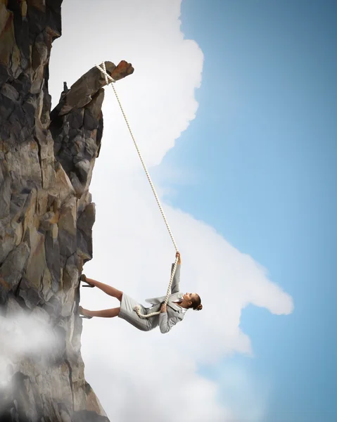 Mujer de negocios escalada montaña —  Fotos de Stock