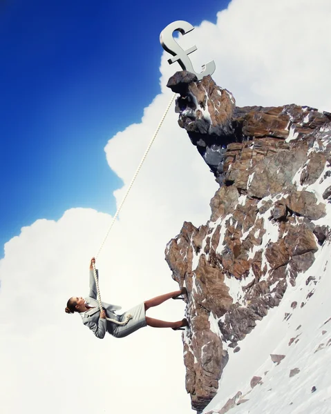 Mujer de negocios escalada montaña — Foto de Stock