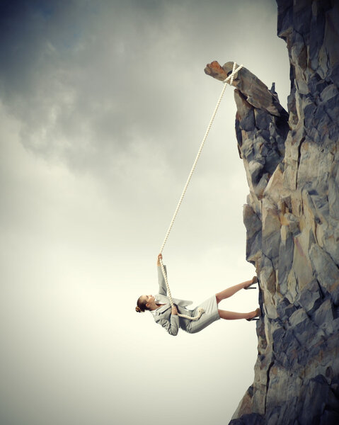 предпринимательница, взбирающаяся на гору
