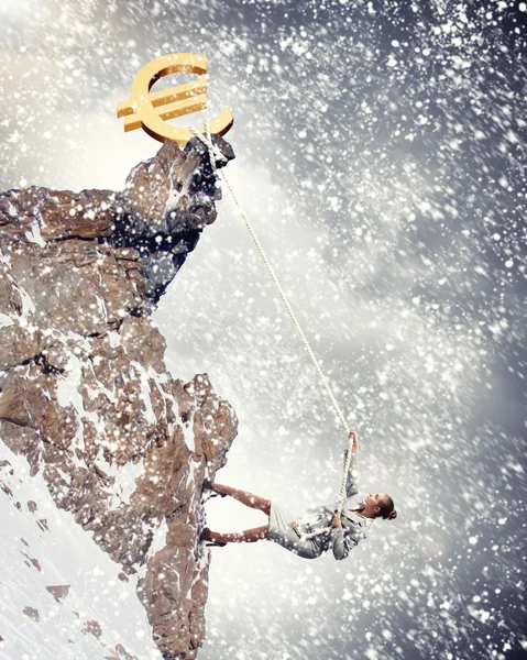Iş kadını tırmanma dağ — Stok fotoğraf