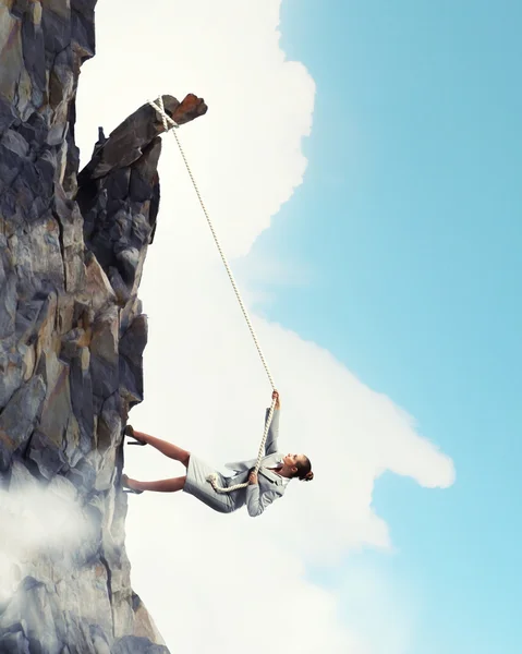 Mujer de negocios escalada montaña —  Fotos de Stock