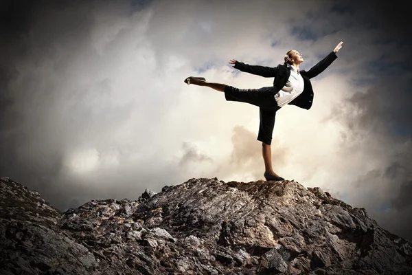 山の頂上に立っている女性実業家 — ストック写真