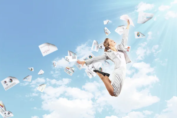 Bild der springenden Geschäftsfrau — Stockfoto