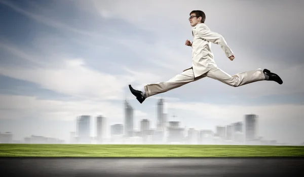Biznesmen biegający po drodze — Zdjęcie stockowe