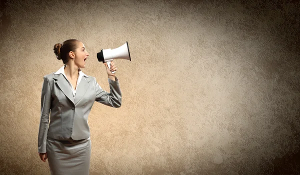 Femme d'affaires avec mégaphone — Photo