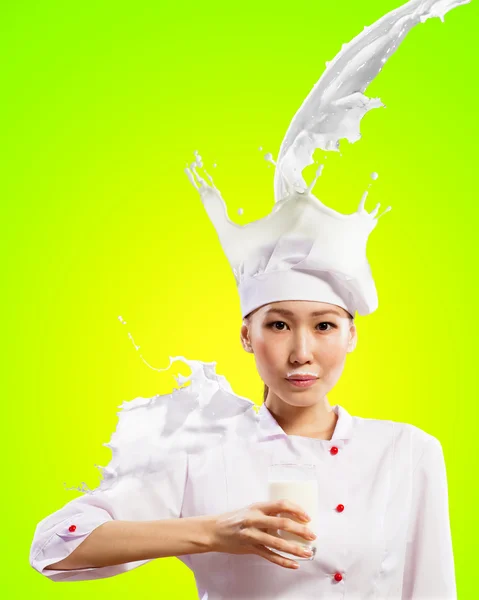 Asiatique femelle cuisinier contre lait éclaboussures — Photo