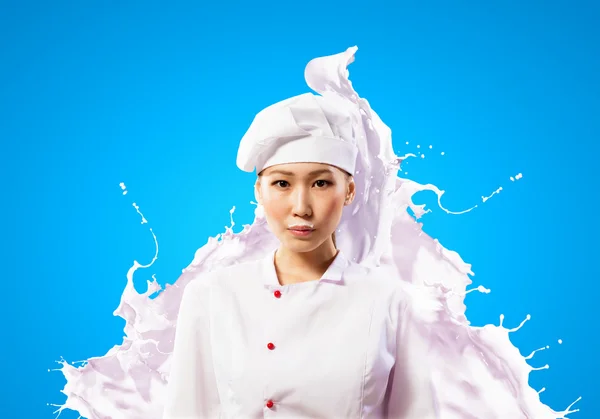 亚洲女厨师防牛奶溅 — 图库照片
