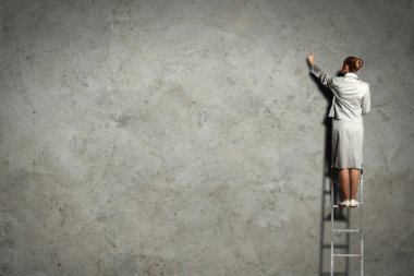 iş kadını duvara çizim diyagramları