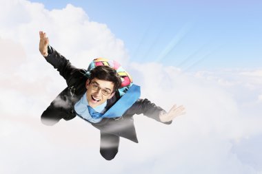 genç işadamı paraşüt ile sırt üstü uçan