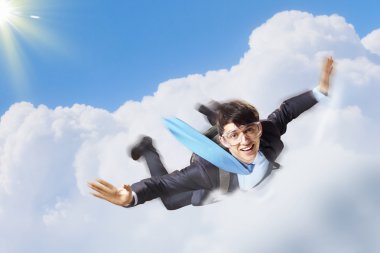 genç işadamı paraşüt ile sırt üstü uçan