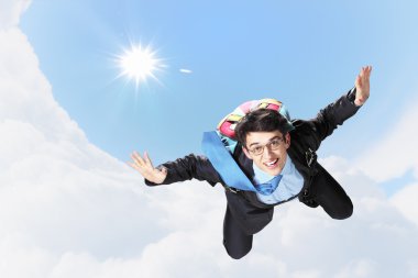 genç işadamı paraşüt ile sırt üstü uçan