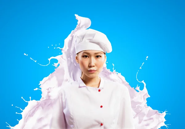 우유에 대 한 아시아 여성 쿡 밝아진 — 스톡 사진