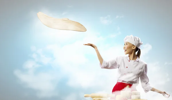 Asijské ženy kuchaře připravující pizzu — Stock fotografie