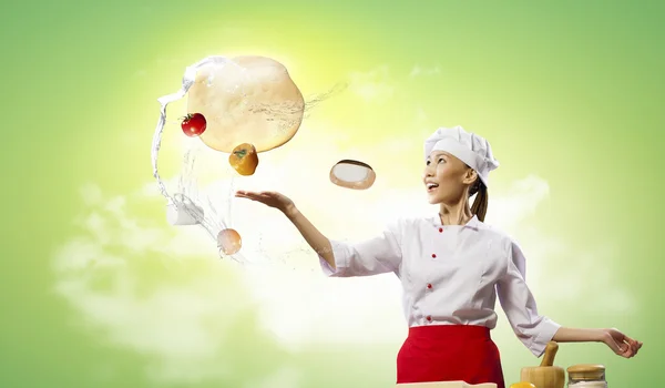 Asiático cozinheiro feminino fazendo pizza — Fotografia de Stock