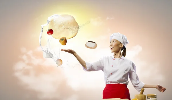 Asian female cook making pizza — Stock Photo, Image