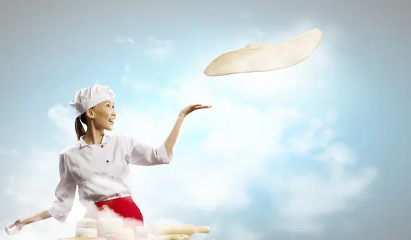 Asian female cook making pizza — Stock Photo, Image