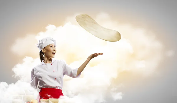 Asiático cozinheiro feminino fazendo pizza — Fotografia de Stock