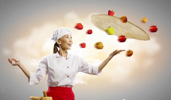 Asian female cook making pizza — Stock Photo, Image