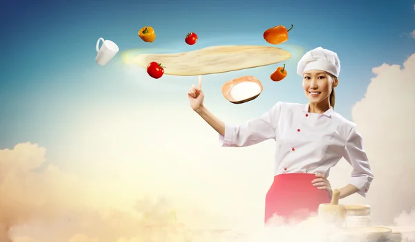 亚洲女厨师制作匹萨 — 图库照片