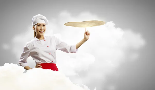 Asiatiska kvinnliga kock att göra pizza — Stockfoto